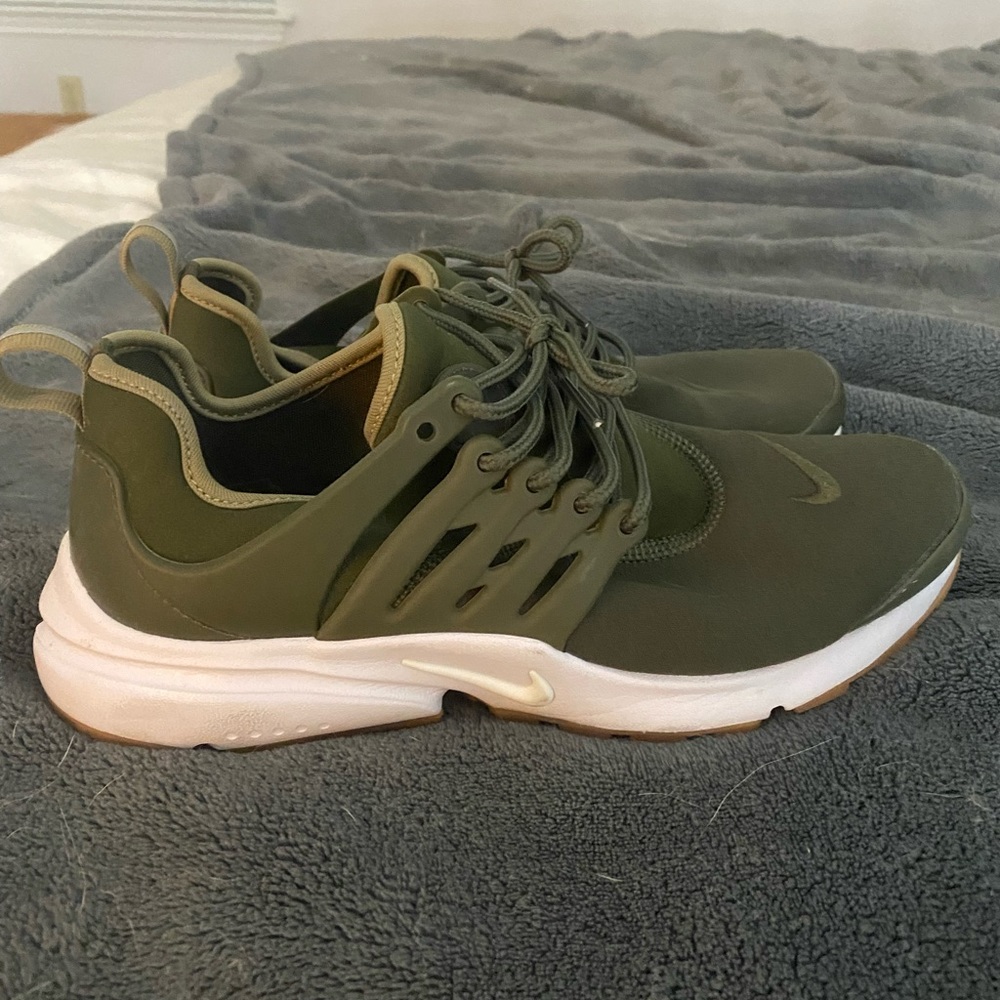 Nike tennis shoes